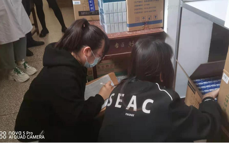 图为审计人员抽盘药品库1.png