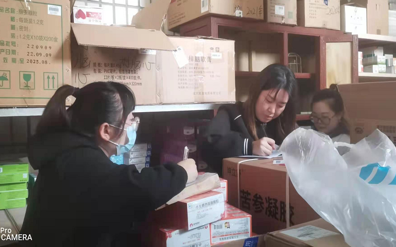 图为审计人员抽盘药品库2.png