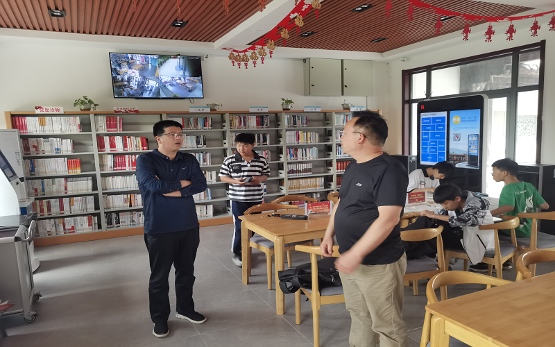 1686623118827081676.png 图为审计人员实地查看城市书房现场.png