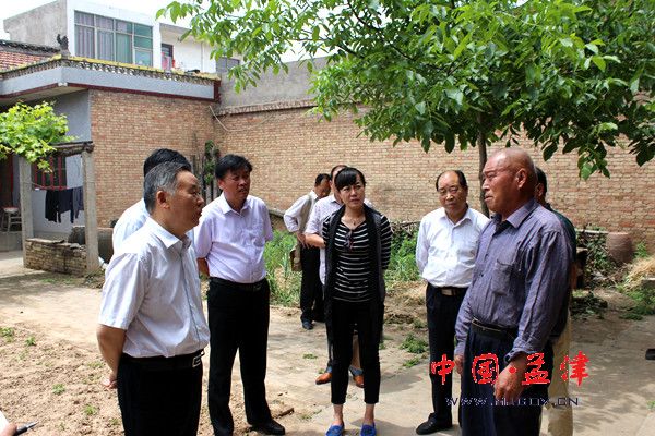 5月17日,市政协副主席张生伟到孟津县白鹤镇调研精准扶贫工作。县政协主席牛中原、副主席谢文川陪同调研。 张生伟一行听取了白鹤镇党委负责同志有关精准扶贫工作汇报,对该镇精准扶贫工作给予肯定,同时要求进一步强化责任、摸清底子、细化措施,充分发挥产业集聚优势,加强政策性项目争取引进,结合群众实际困难,因户施策、精心帮扶,切实打赢扶贫攻坚战。他还要求市政协相关负责同志发挥优势,鼓励政协委员中的优秀企业家积极参与到扶贫攻坚中。 随后,张生伟一行到白鹤镇七里村、王良村实地看望了贫困家庭,为他们送去了油、